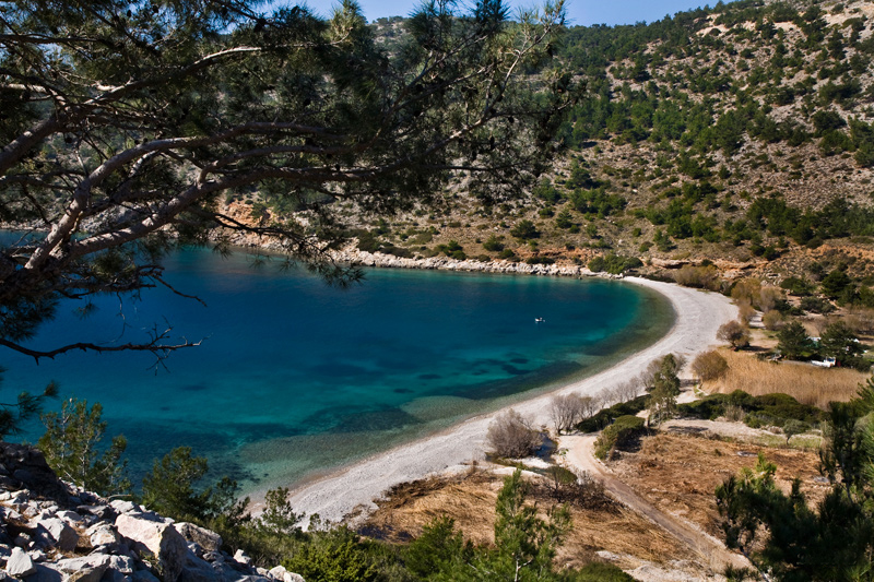 Playa de Elinta: una bahía protegida con guijarros blancos