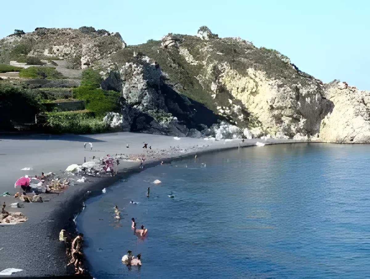 Sakız Adası Mavra Volia Plajı siyah volkanik çakıllar