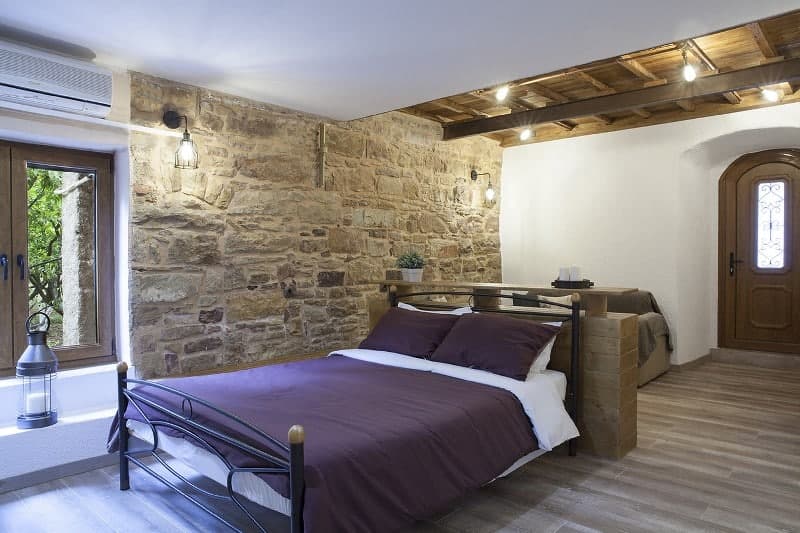 Ground floor double and triple rooms in Chios with garden access