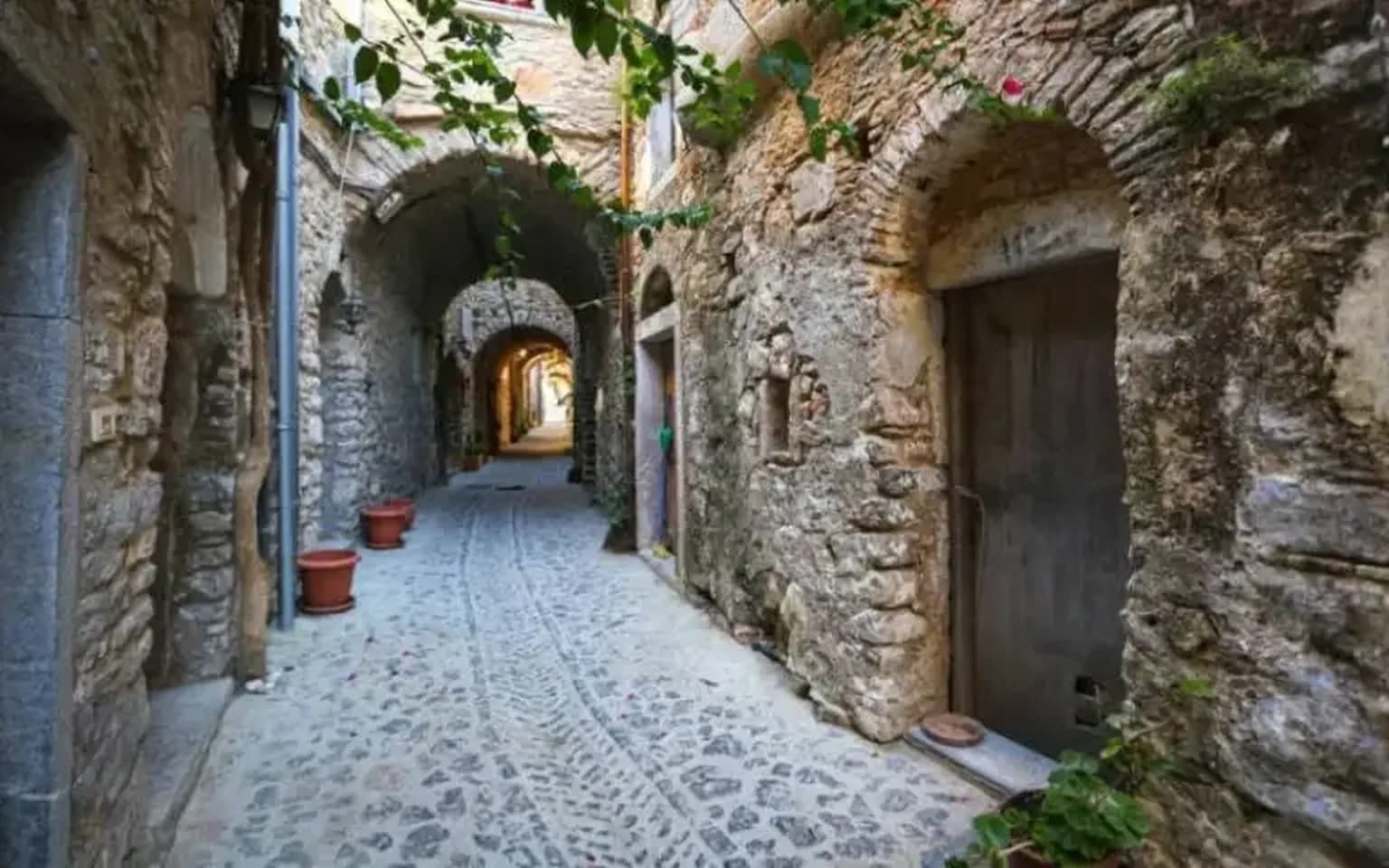 Τα Μεστά στη Χίο με πέτρινα σοκάκια και καστροχωρίτικη αρχιτεκτονική