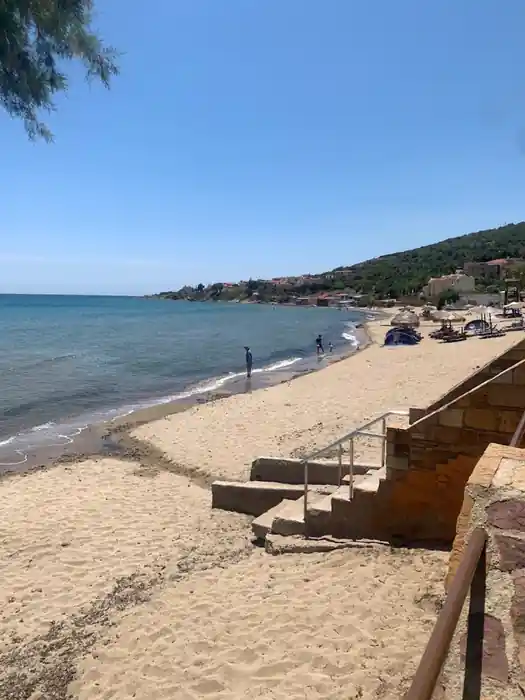 Αμμώδης ακτή και ρηχά νερά στην παραλία Καρφάς Χίου