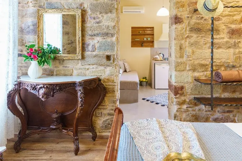 Bright standard room at Voulamandis House