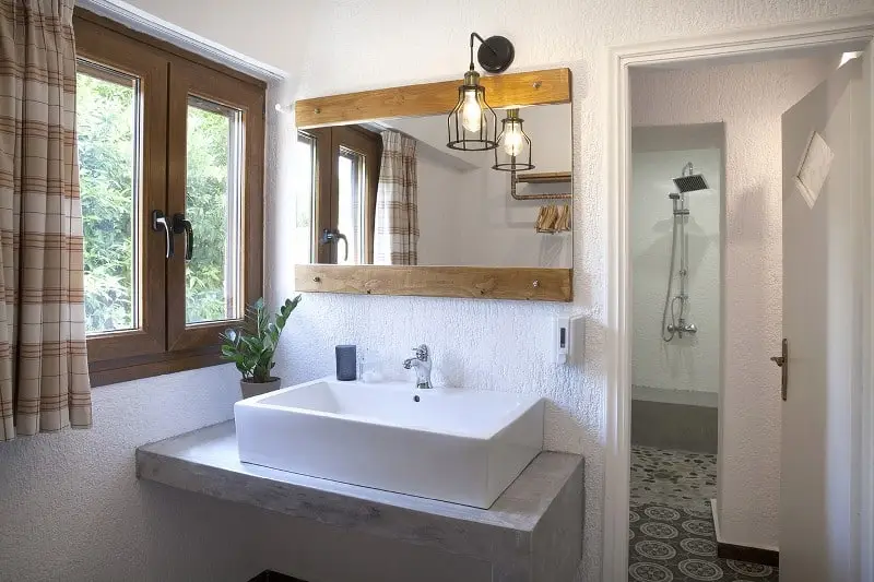 Bathroom in standard room at Voulamandis House