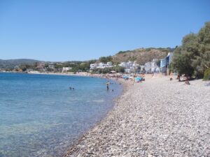 Γαλαζοπράσινη παραλία της Χίου με κρυστάλλινα νερά