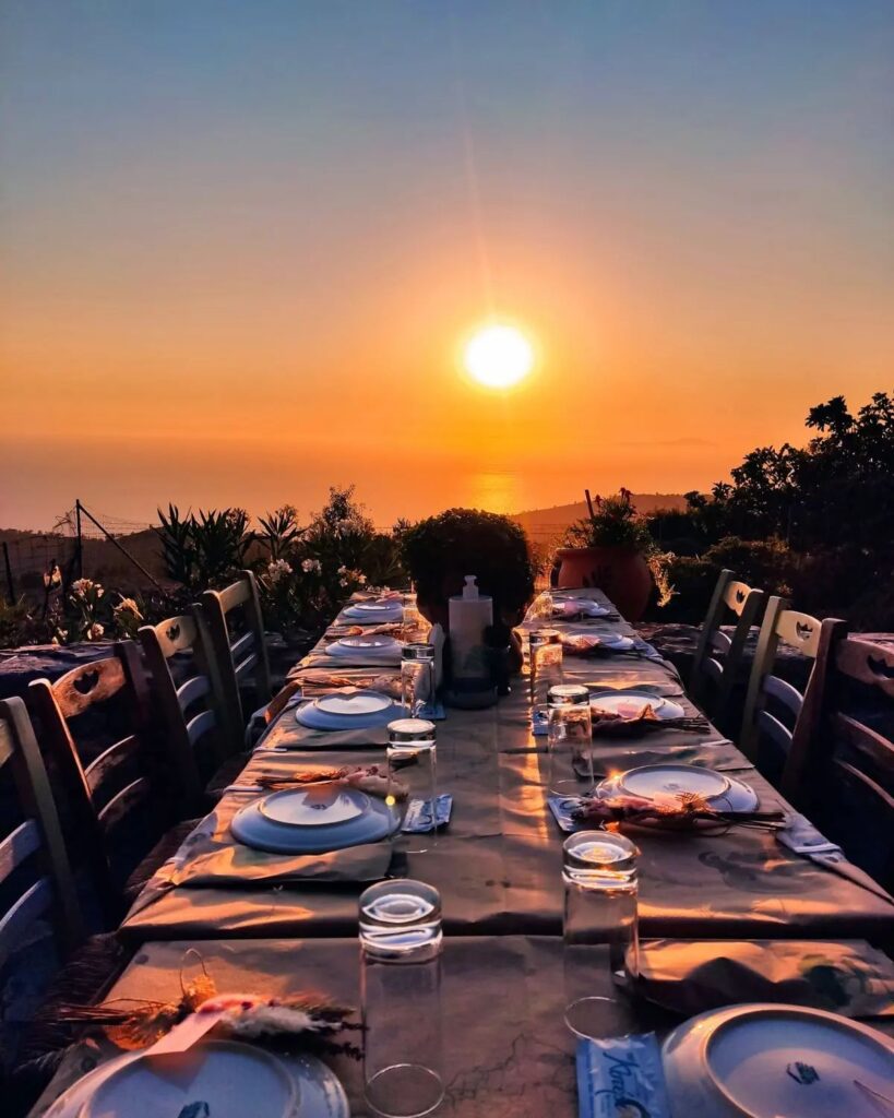 Güneşli akşam yemeği masası
